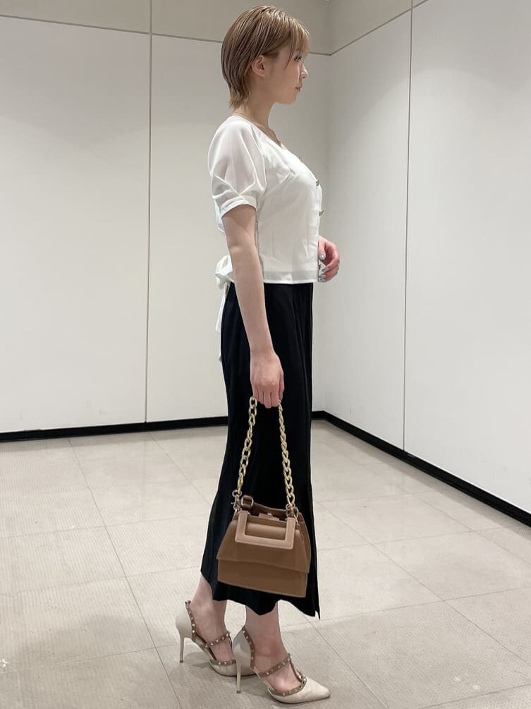 ホワイト系のパンプス、ブラウン系のショルダーバッグ、ホワイト系のシャツ/ブラウスを着用したレディースの夏コーディネートの2枚目の写真