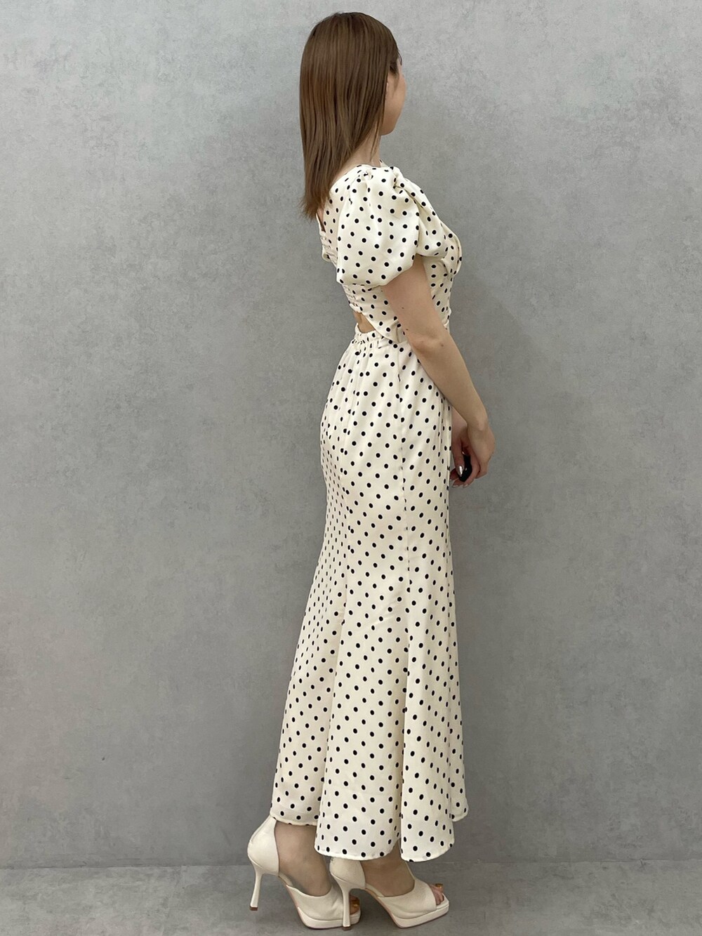 ホワイト系のワンピース、ホワイト系のブーツを着用したレディースの春コーディネートの4枚目の写真