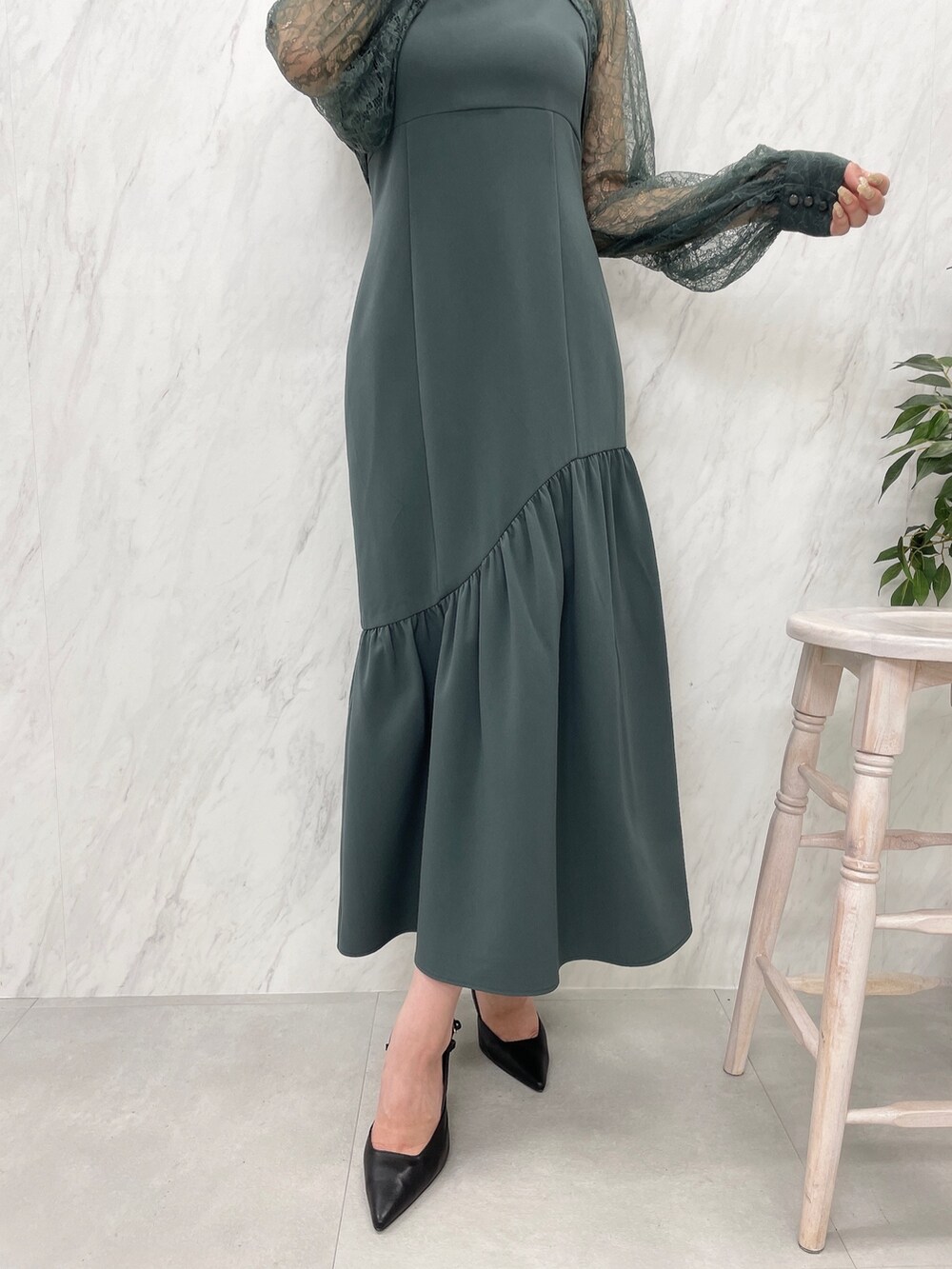 ブラック系のサンダル、グリーン系のワンピースを着用したレディースの秋コーディネートの9枚目の写真