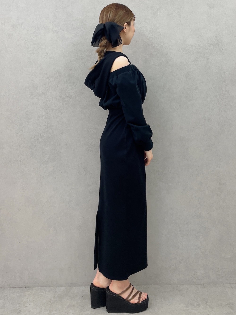 ブラック系のワンピース、ブラック系のサンダル、ブラック系のバレッタ/ヘアクリップを着用したレディースの春コーディネートの2枚目の写真