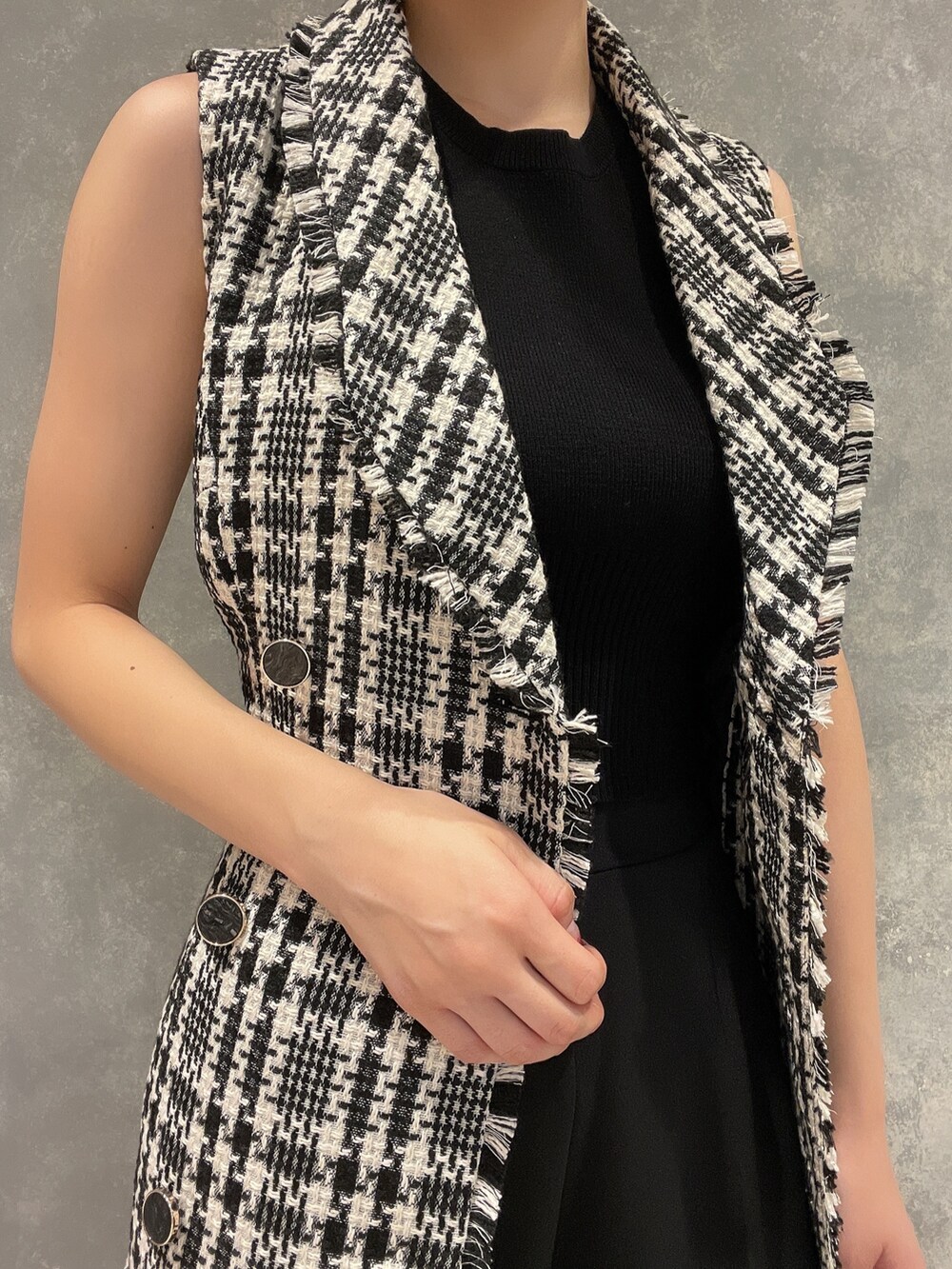 ブラック系のハンドバッグ、ブラック系のその他パンツ、ブラック系のワンピースを着用したレディースの夏コーディネートの6枚目の写真