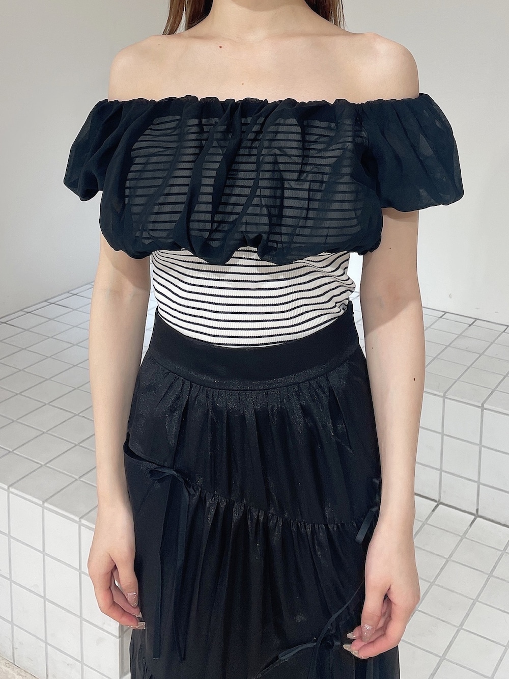 その他のTシャツ/カットソー、ブラック系のスカート、ブラック系のパンプスを着用したレディースの夏コーディネートの4枚目の写真