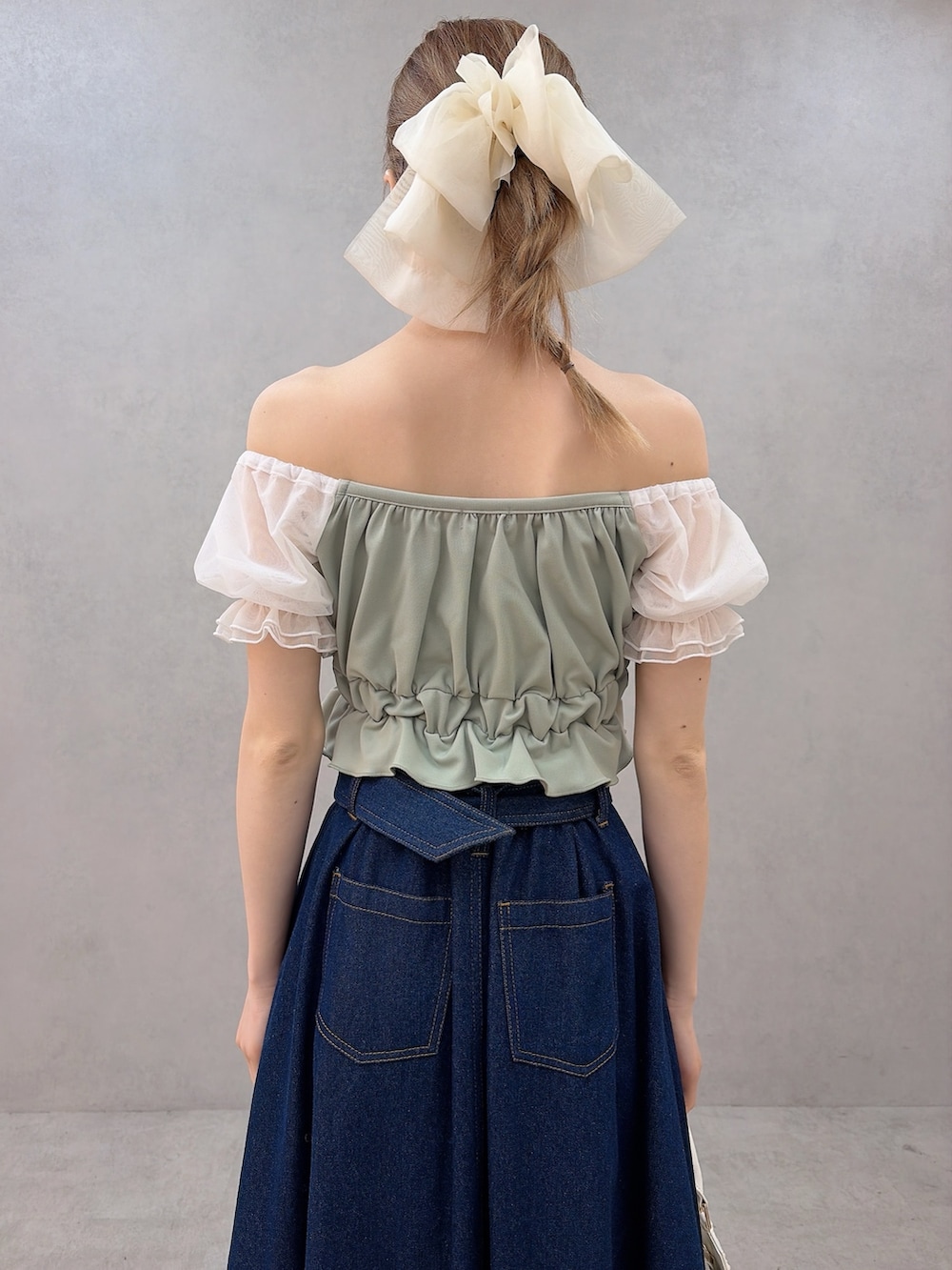 ホワイト系のハンドバッグ、グリーン系のシャツ/ブラウス、ブルー系のスカートを着用したレディースの春コーディネートの5枚目の写真