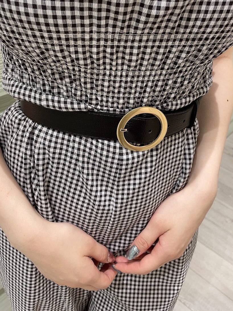 その他のつなぎ/オールインワン、ブラック系のサンダル、ゴールド系のネックレスを着用したレディースの春コーディネートの5枚目の写真