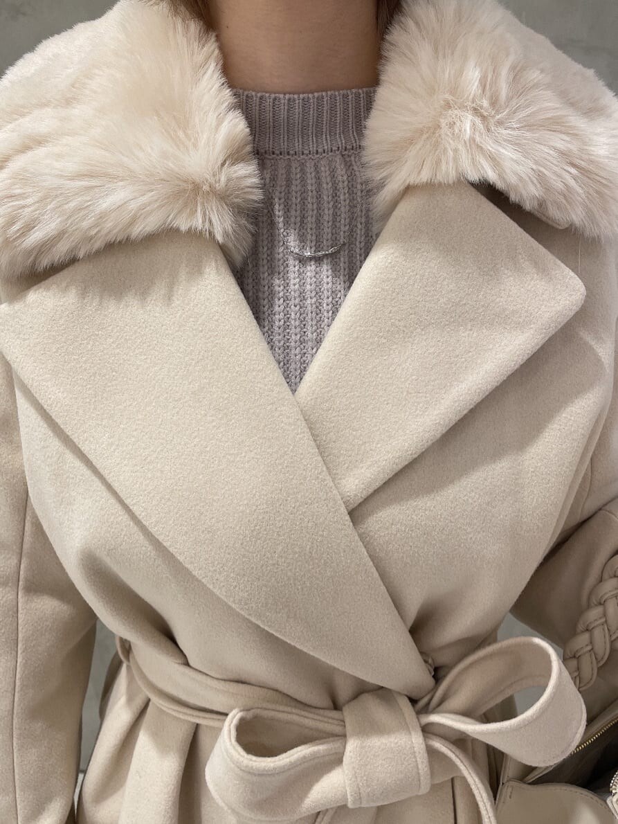 ブラック系のブーツ、ホワイト系のハンドバッグ、ホワイト系のその他アウターを着用したレディースの秋コーディネートの4枚目の写真