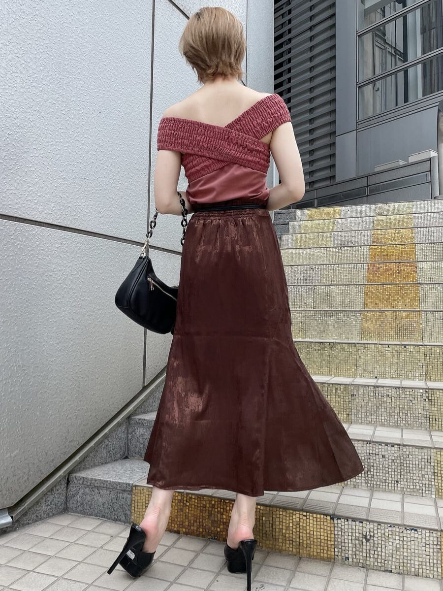 ブラック系のサンダル、ブラック系のショルダーバッグ、ピンク系のTシャツ/カットソーを着用したレディースの夏コーディネートの4枚目の写真