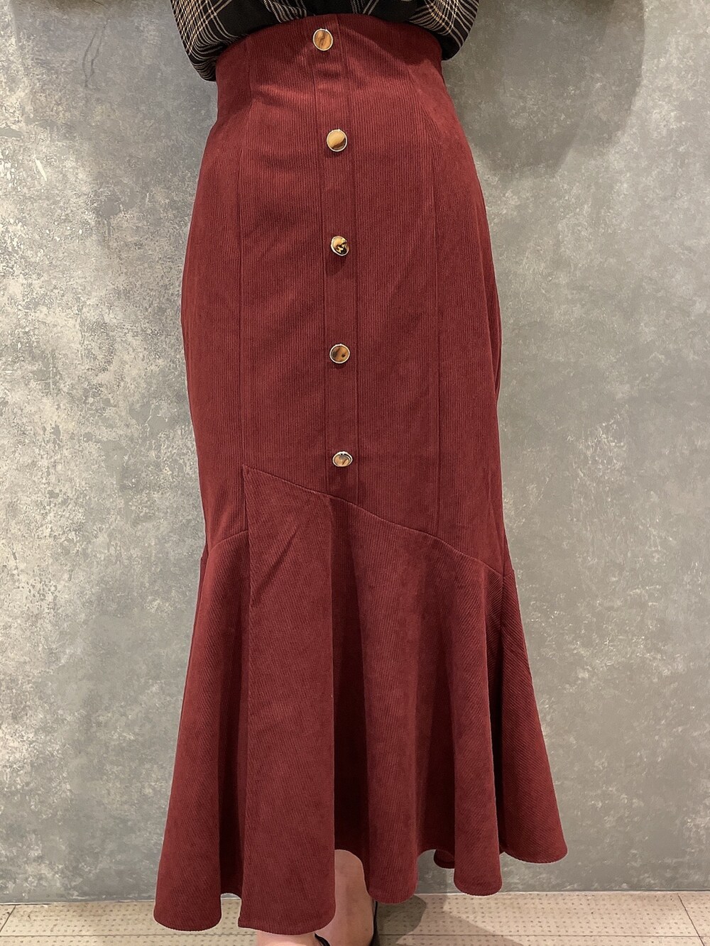 ブラック系のサンダル、その他のシャツ/ブラウス、レッド系のスカートを着用したレディースの秋コーディネートの7枚目の写真