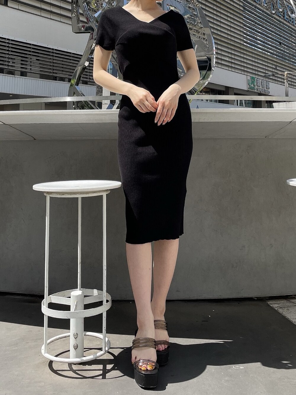 ブラック系のワンピース、ブラック系のサンダルを着用したレディースの春コーディネートの2枚目の写真