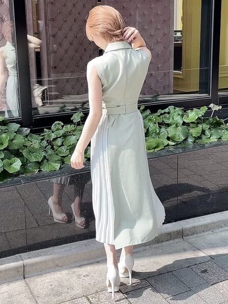 ホワイト系のパンプス、グリーン系のワンピース、ゴールド系のネックレスを着用したレディースの春コーディネートの4枚目の写真