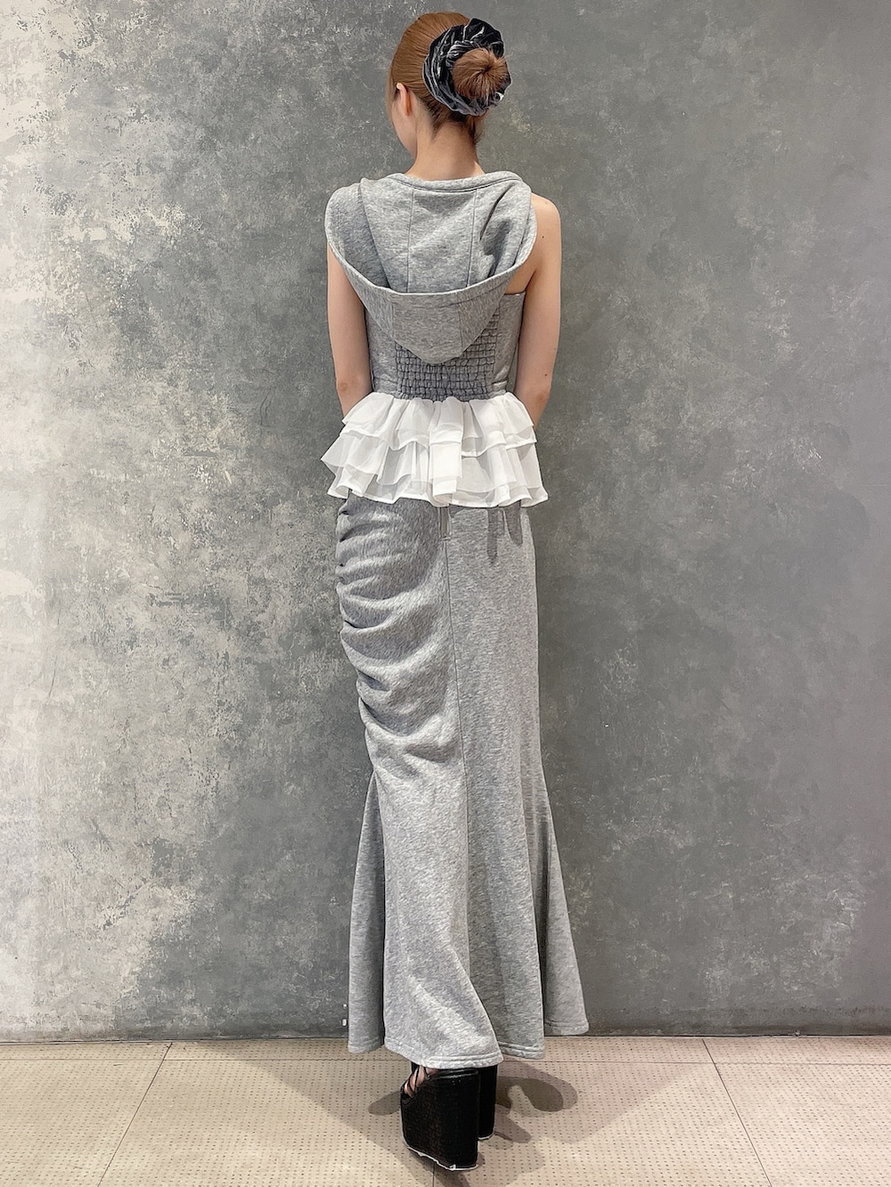 グレー系のキャミソール、グレー系のスカート、ブラック系のサンダルを着用したレディースの夏コーディネートの4枚目の写真