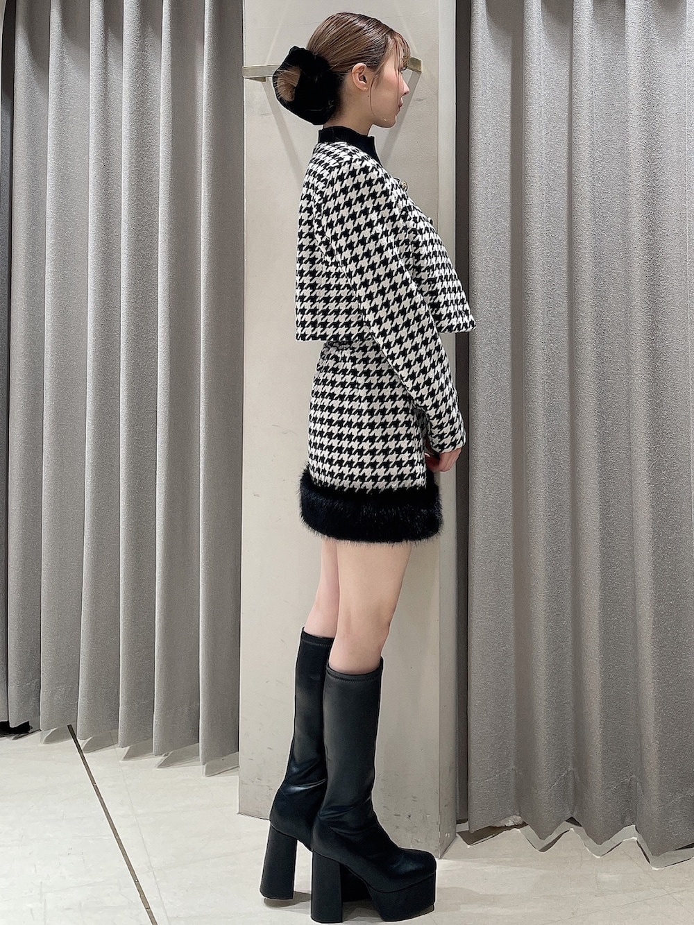 ブラック系のダウンジャケット/コート、その他のノーカラージャケット、その他のスカートを着用したレディースの秋コーディネートの3枚目の写真