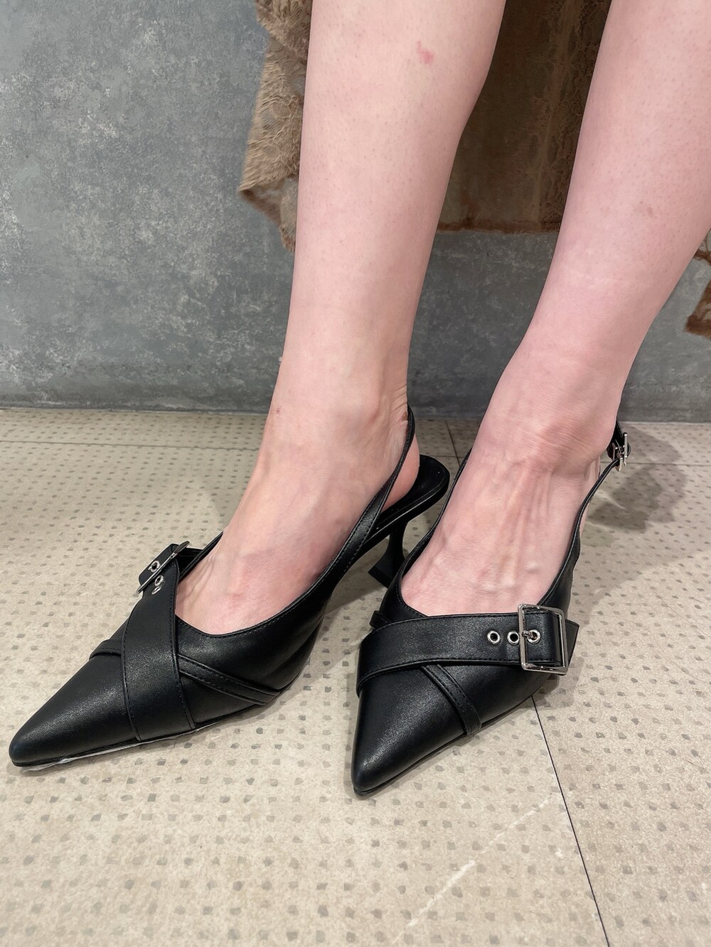 ブラック系のTシャツ/カットソー、グレー系のその他パンツ、ブラック系のパンプスを着用したレディースの夏コーディネートの8枚目の写真