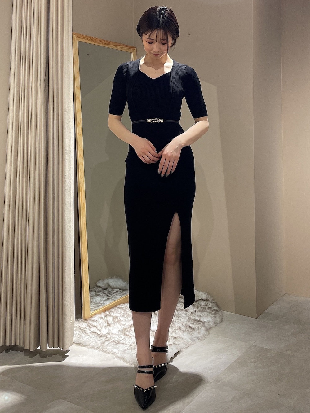 ブラック系のワンピース、ブラック系のパンプス、ブラック系のベルトを着用したレディースの春コーディネートの2枚目の写真