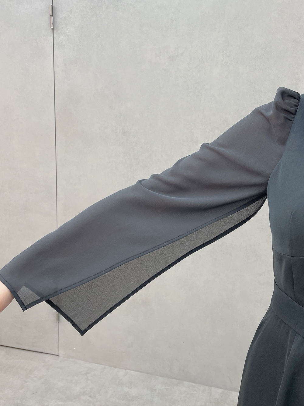 グレー系のつなぎ/オールインワン、ブラック系のハンドバッグ、ブラック系のパンプスを着用したレディースの冬コーディネートの8枚目の写真