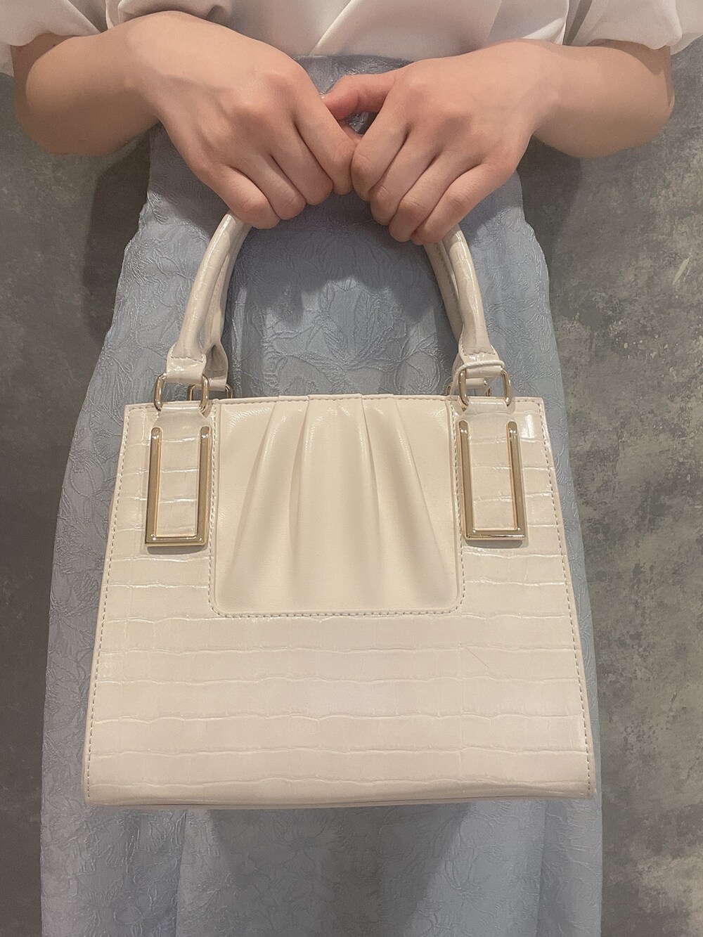 ホワイト系のサンダル、ブルー系のスカート、ホワイト系のTシャツ/カットソーを着用したレディースの春コーディネートの6枚目の写真