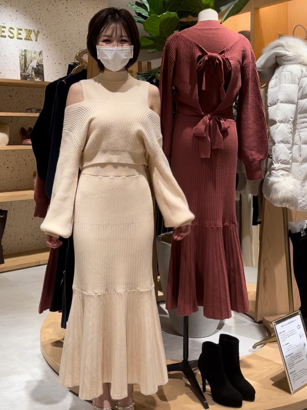 ホワイト系のワンピースを着用したレディースの秋コーディネートの2枚目の写真