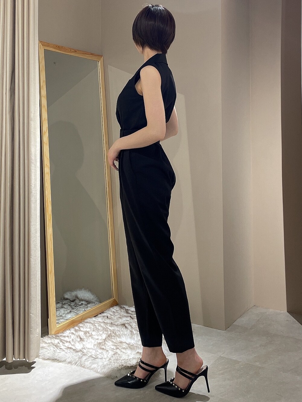 ブラック系のつなぎ/オールインワン、ブラック系のパンプスを着用したレディースの春コーディネートの3枚目の写真