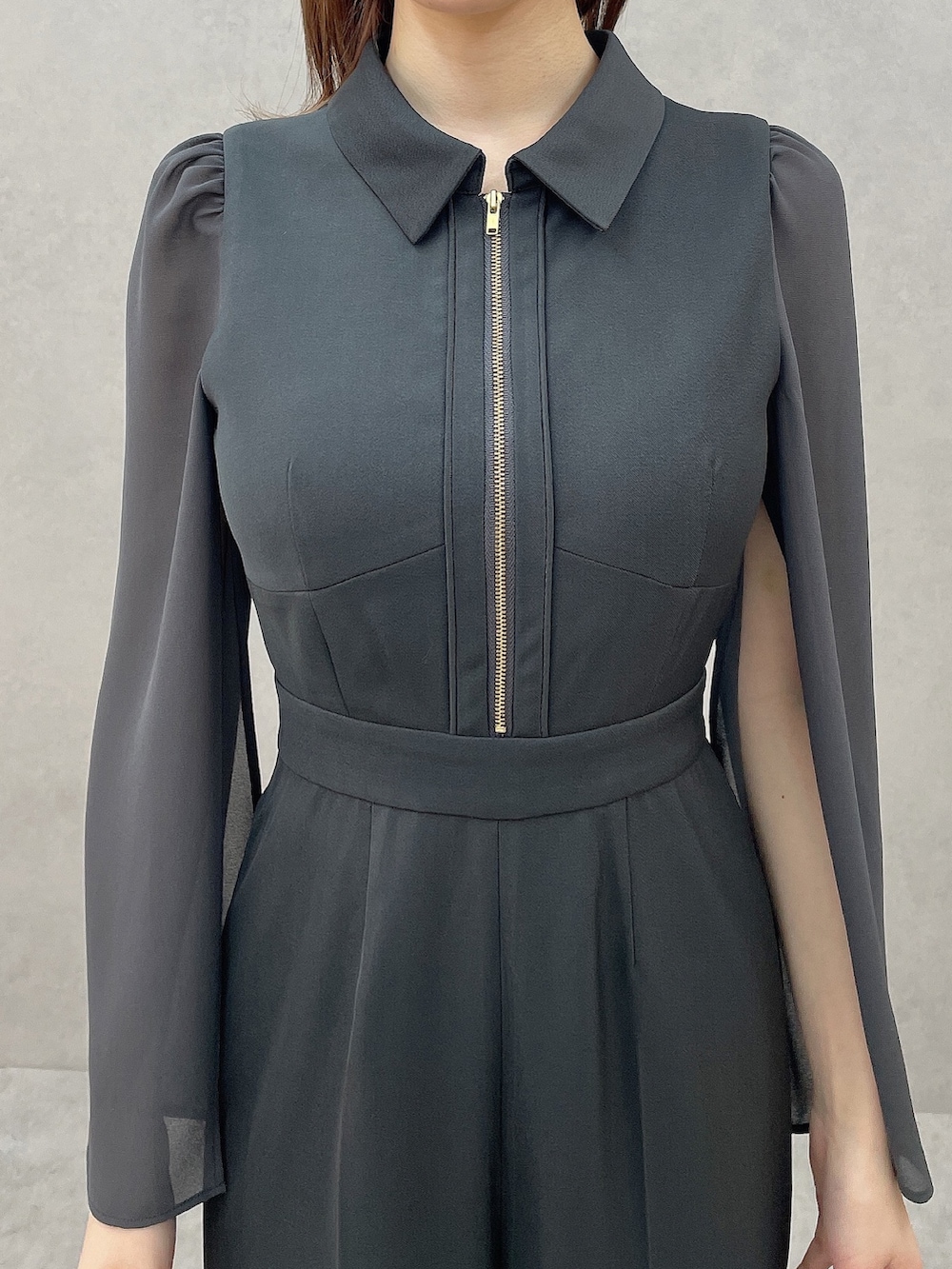 グレー系のつなぎ/オールインワン、ブラック系のハンドバッグ、ブラック系のパンプスを着用したレディースの冬コーディネートの6枚目の写真