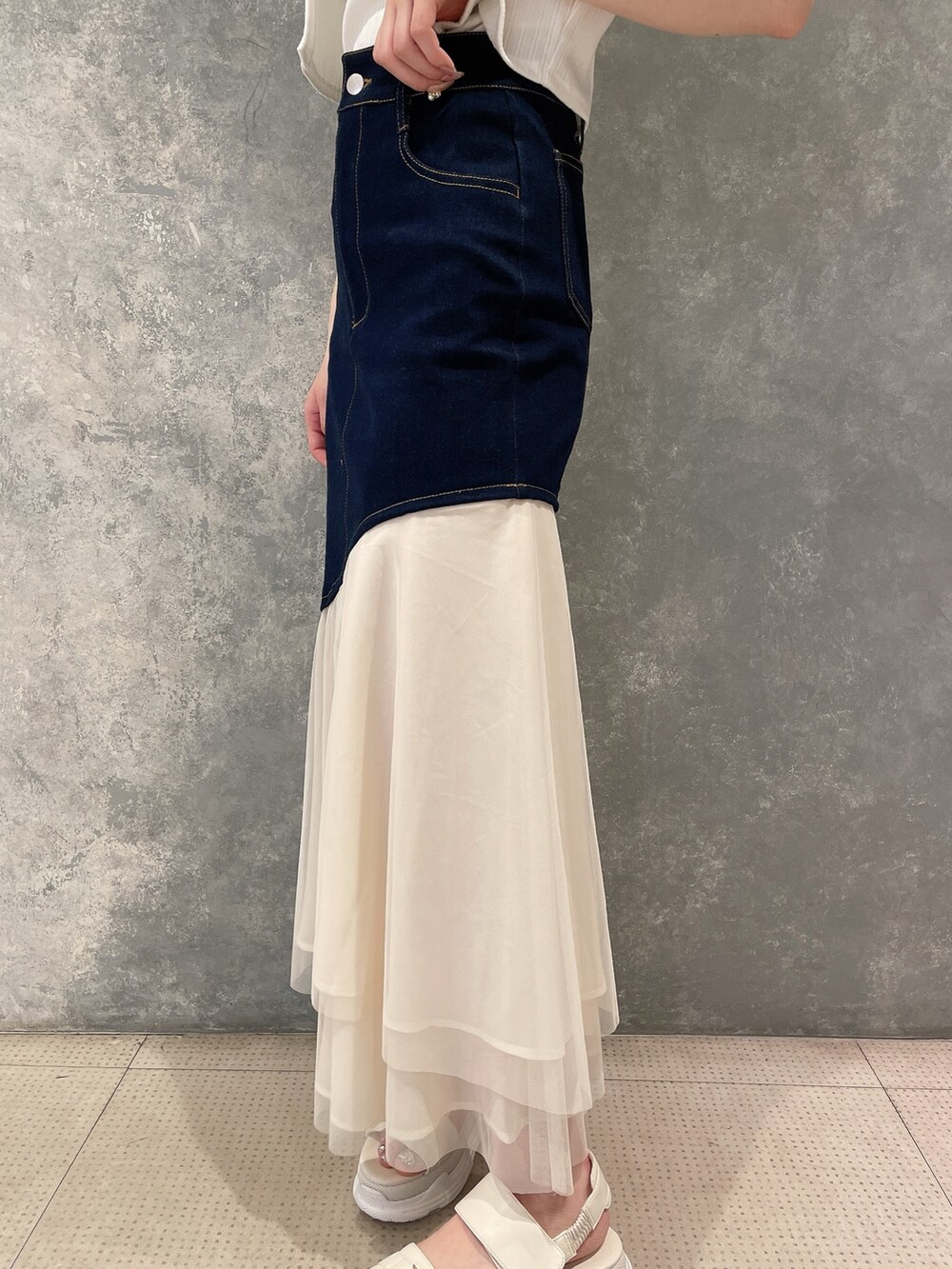 ホワイト系のカーディガン/ボレロ、ブルー系のスカート、ホワイト系のサンダルを着用したレディースの春コーディネートの5枚目の写真