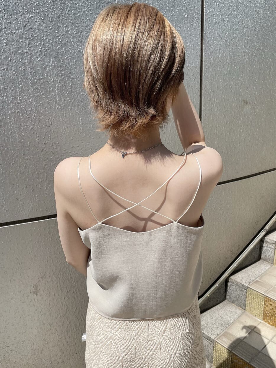 ベージュ系のサンダル、ベージュ系のハンドバッグ、ベージュ系のキャミソールを着用したレディースの夏コーディネートの5枚目の写真