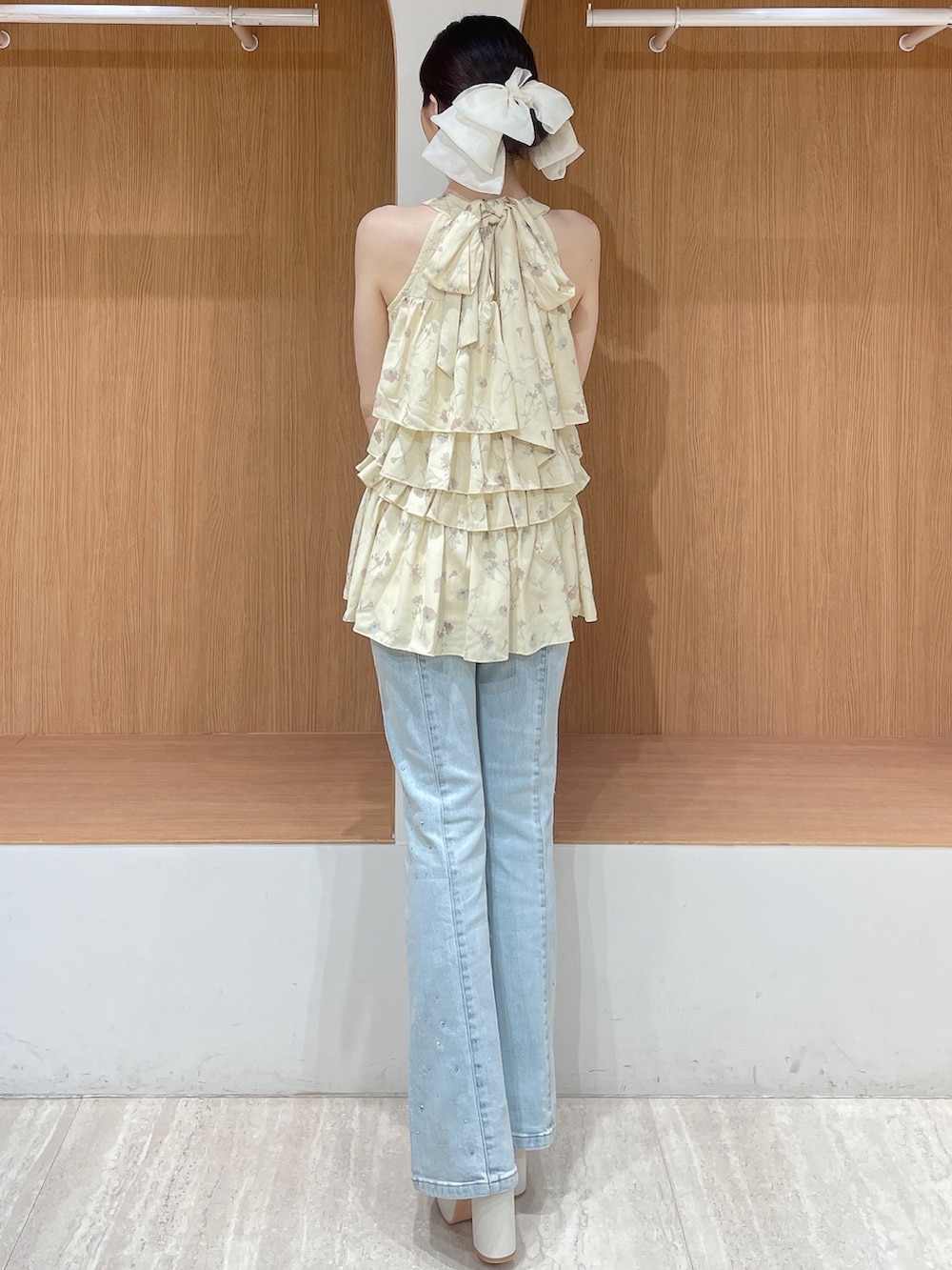 イエロー系のその他トップス、ブルー系のデニムパンツ、ホワイト系のサンダルを着用したレディースの春コーディネートの4枚目の写真