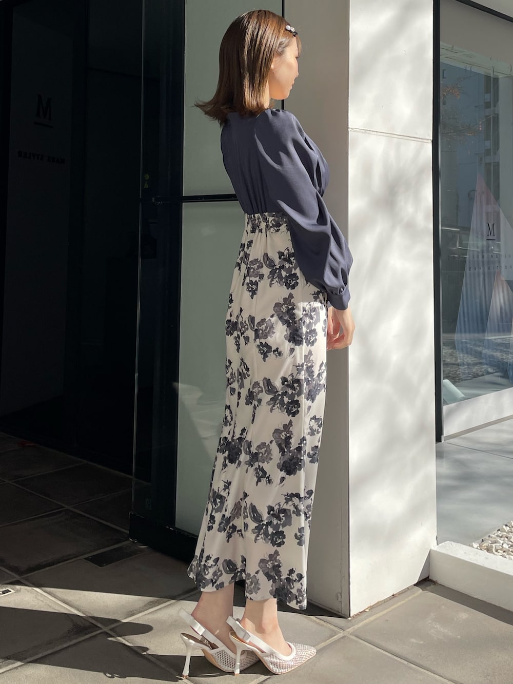 ブルー系のワンピース、ホワイト系のパンプスを着用したレディースの冬コーディネートの2枚目の写真