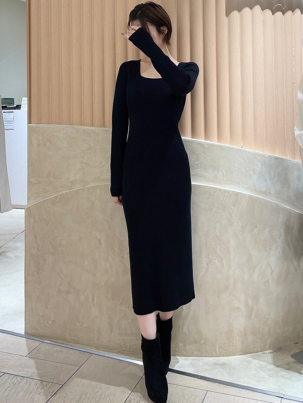 ブラック系のワンピース、ブラック系のブーツを着用したレディースの秋コーディネートの2枚目の写真