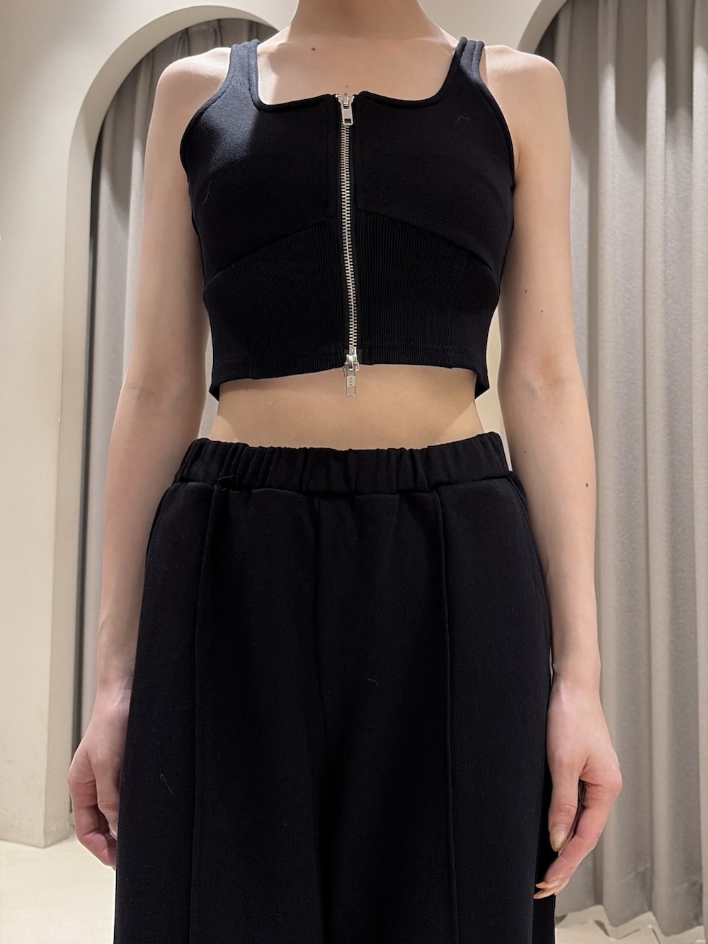 ブラック系のTシャツ/カットソー、ブラック系のその他パンツ、ブラック系のパンプスを着用したレディースの夏コーディネートの4枚目の写真