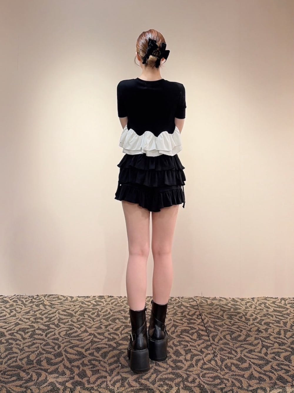 ブラック系のカーディガン/ボレロ、ブラック系のその他パンツ、ブラック系のバレッタ/ヘアクリップを着用したレディースの夏コーディネートの3枚目の写真