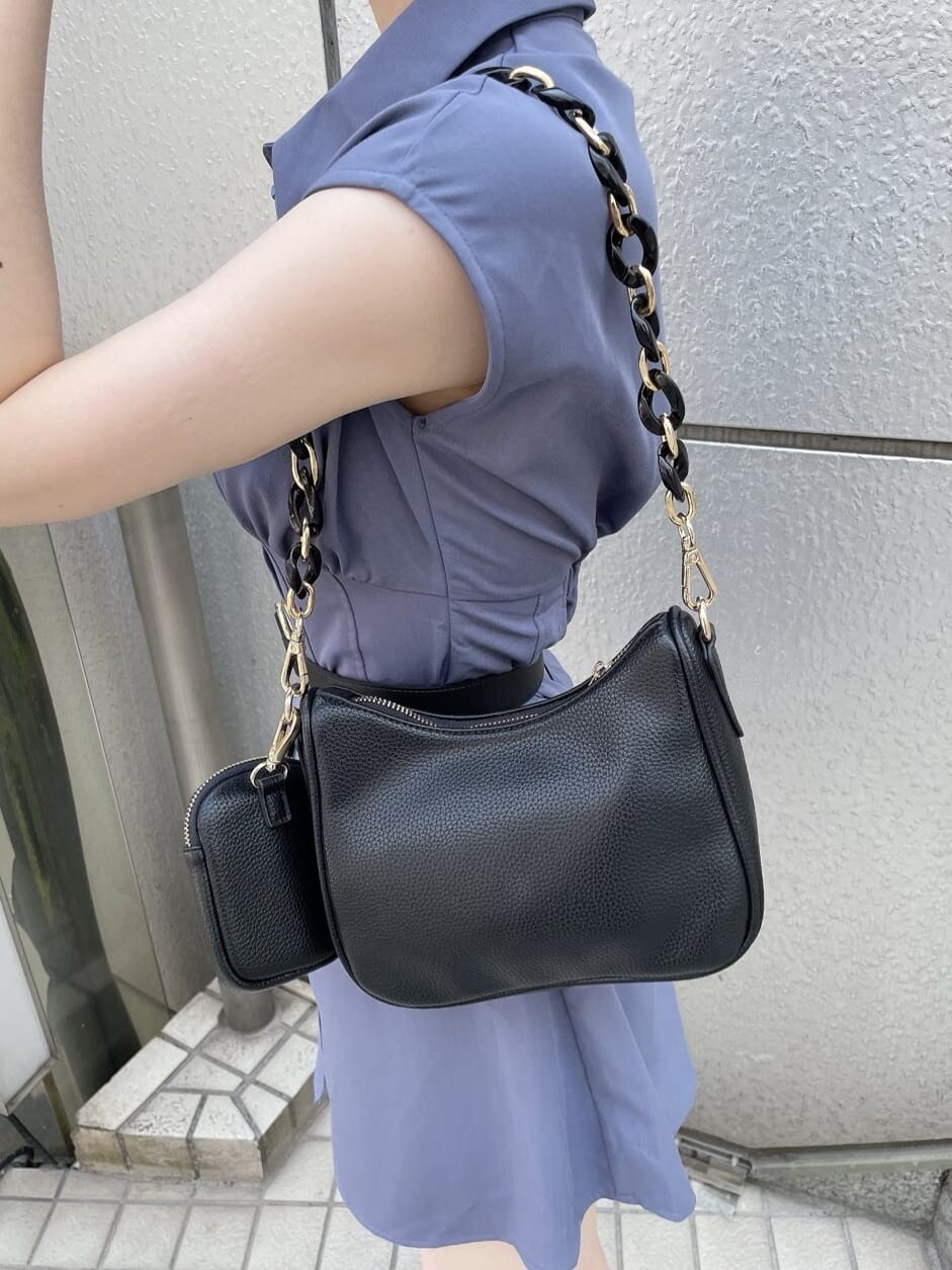 ブラック系のショルダーバッグ、ブルー系のワンピース、ブラック系のパンプスを着用したレディースの夏コーディネートの5枚目の写真