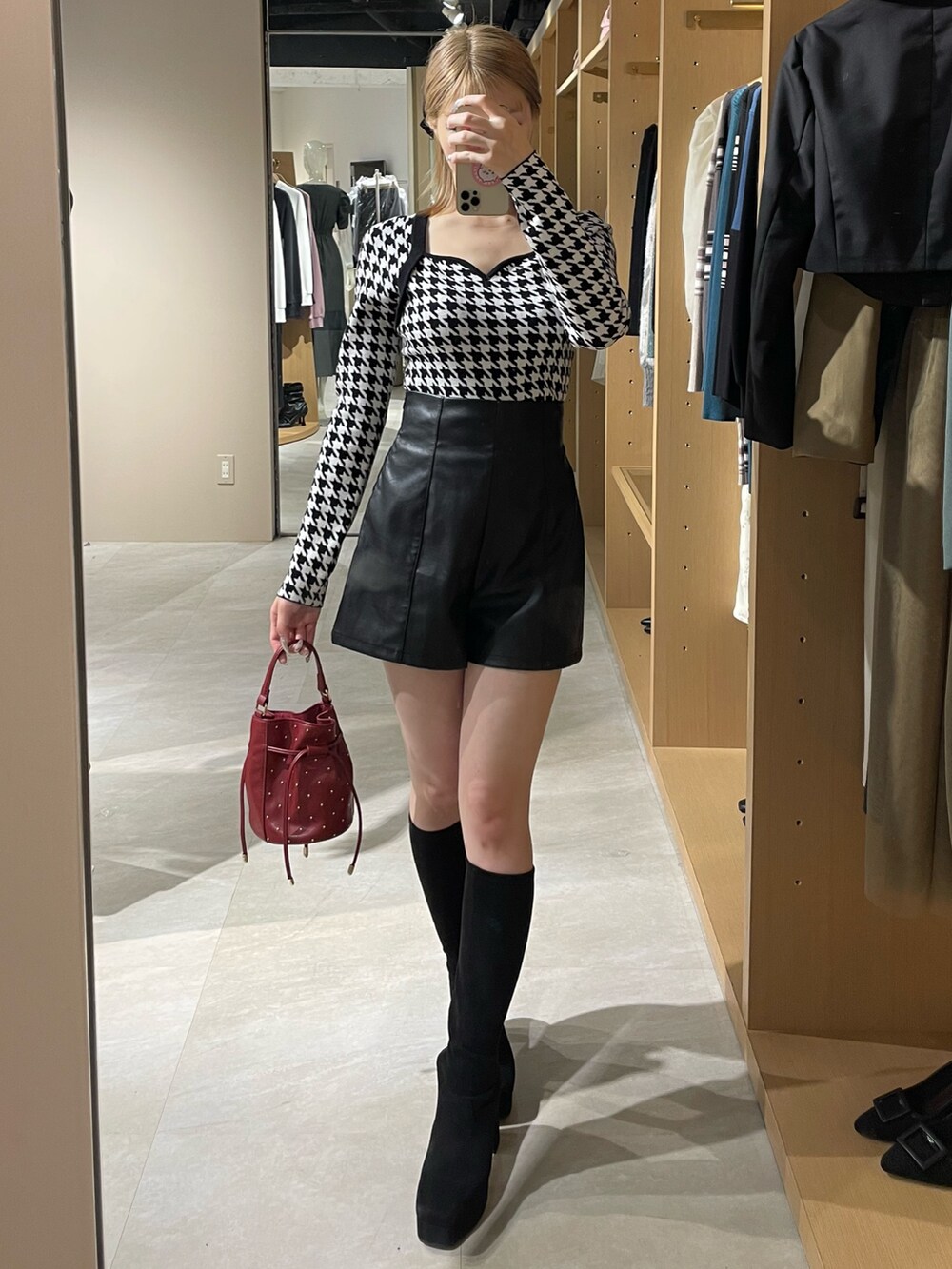 その他のニット/セーター、その他のその他パンツ、レッド系のハンドバッグを着用したレディースの秋コーディネートの7枚目の写真