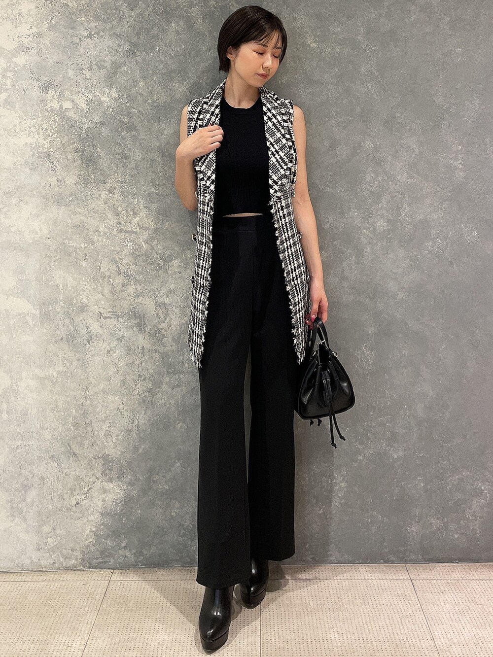 ブラック系のハンドバッグ、ブラック系のその他パンツ、ブラック系のワンピースを着用したレディースの夏コーディネートの3枚目の写真