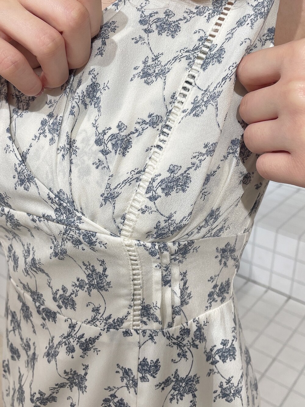 ホワイト系のワンピース、ベージュ系のサンダルを着用したレディースの夏コーディネートの7枚目の写真