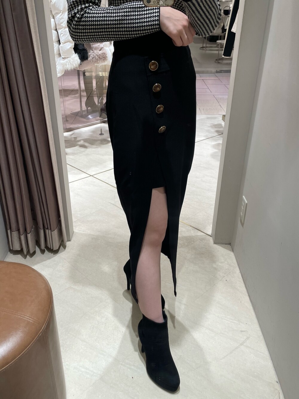 その他のニット/セーター、ブラック系のスカート、ブラック系のブーツを着用したレディースの冬コーディネートの7枚目の写真