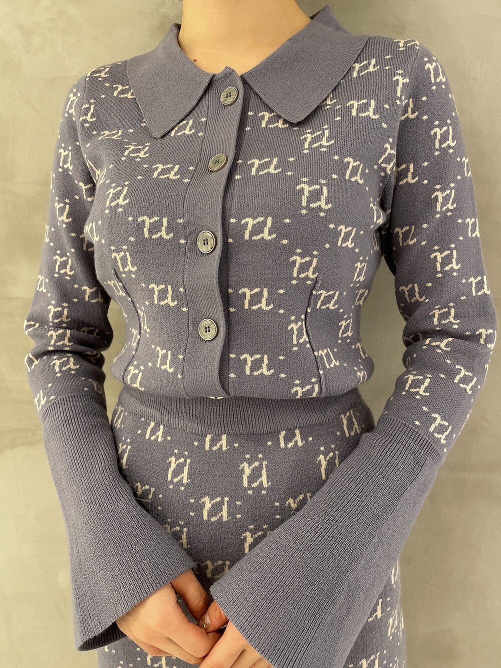 ブラック系のブーツ、ブルー系のニット/セーター、ブルー系のスカートを着用したレディースの冬コーディネートの5枚目の写真