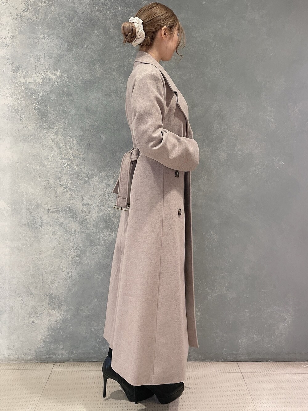 ブラウン系のその他アウター、ブラック系のブーツ、ブラック系のワンピースを着用したレディースの秋コーディネートの5枚目の写真