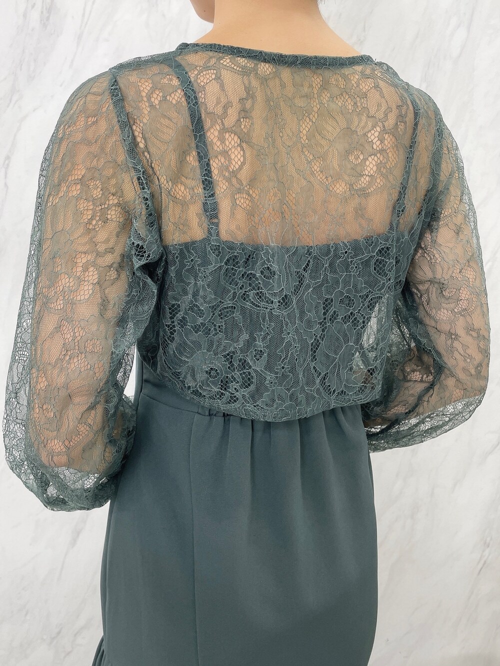 ブラック系のサンダル、グリーン系のワンピースを着用したレディースの秋コーディネートの8枚目の写真