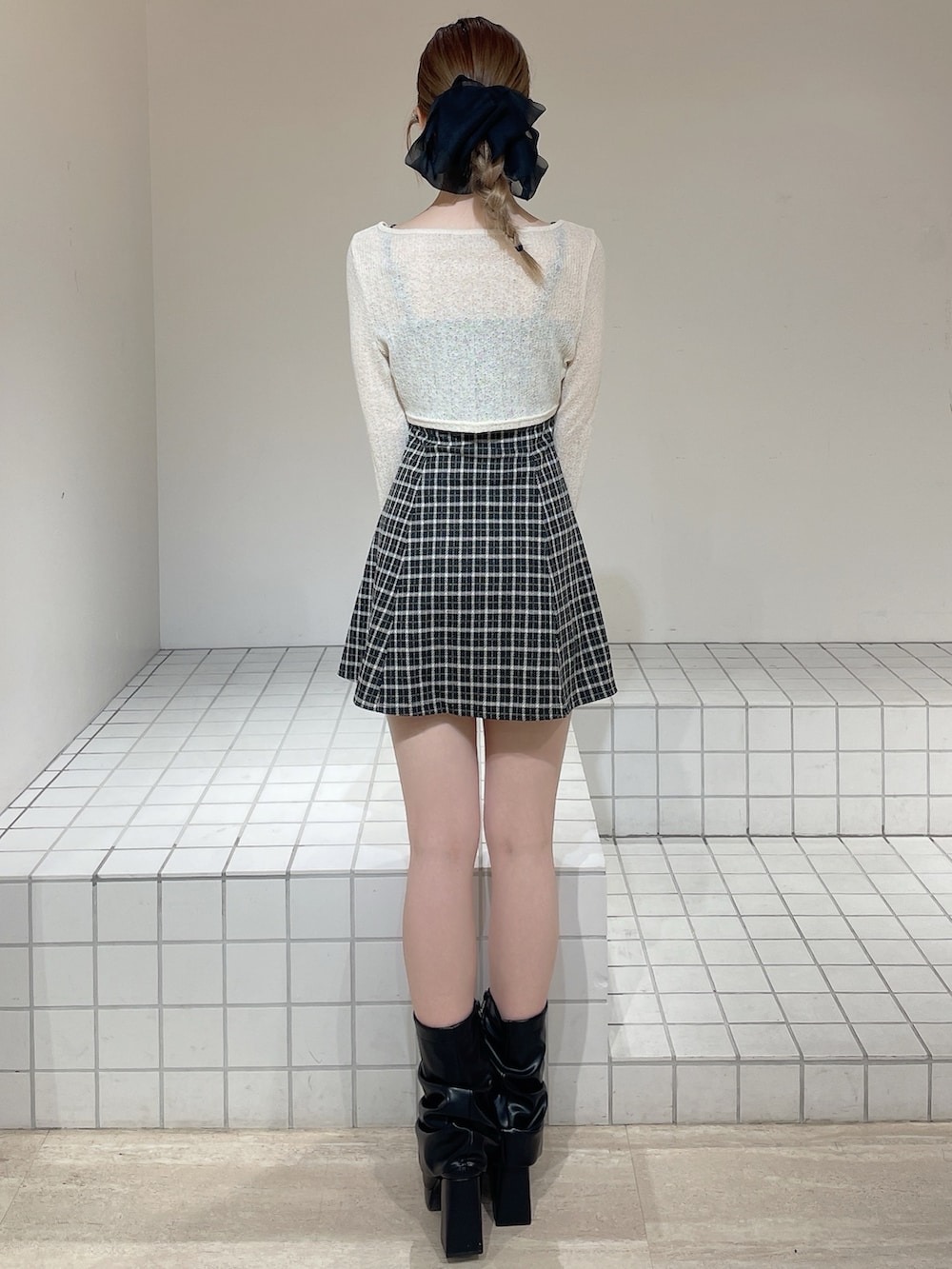 その他のワンピース、ブラック系のブーツ、ホワイト系のブルゾンを着用したレディースの春コーディネートの3枚目の写真