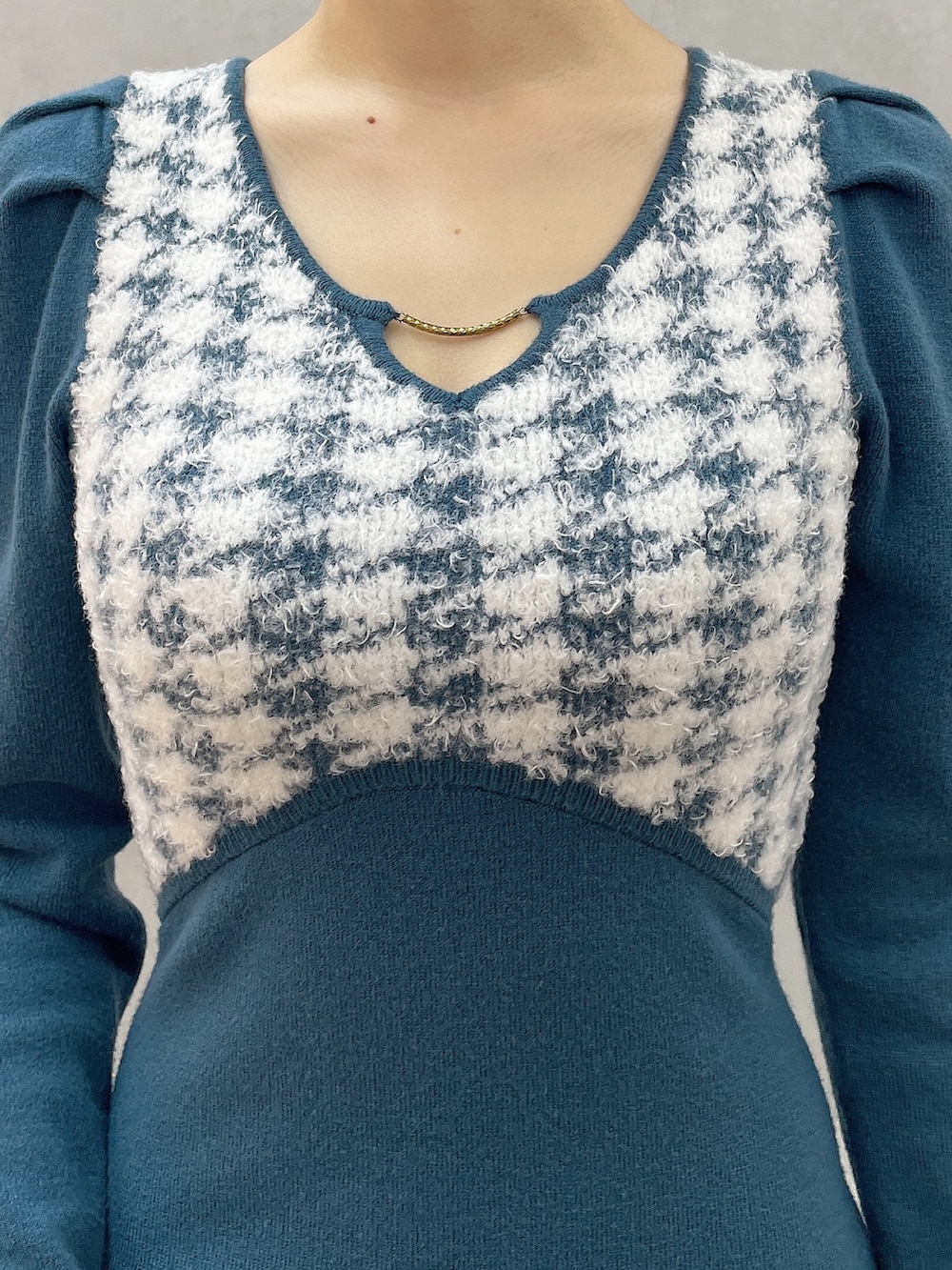 ブルー系のワンピース、ブラック系のブーツを着用したレディースの秋コーディネートの6枚目の写真