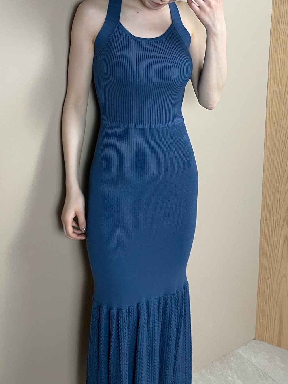 ホワイト系のサンダル、ブルー系のワンピースを着用したレディースの春コーディネートの5枚目の写真