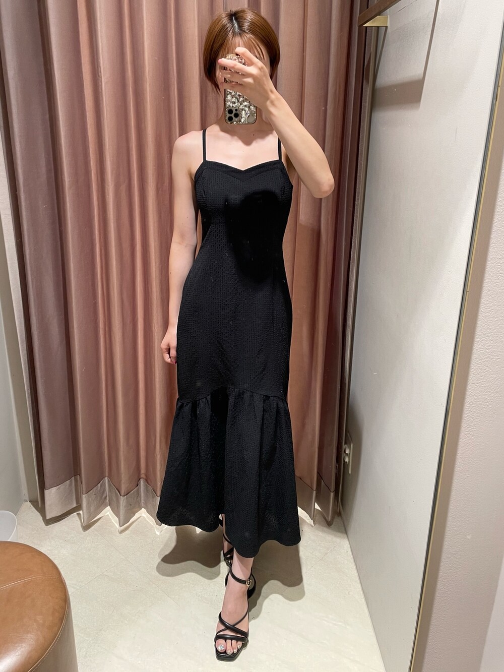 ホワイト系のシャツ/ブラウス、ブラック系のワンピース、ブラック系のサンダルを着用したレディースの夏コーディネートの3枚目の写真