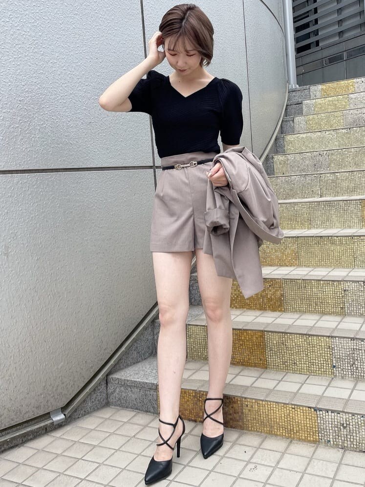 ベージュ系のテーラードジャケット、ブラック系のハンドバッグ、ベージュ系のその他パンツを着用したレディースの夏コーディネートの5枚目の写真