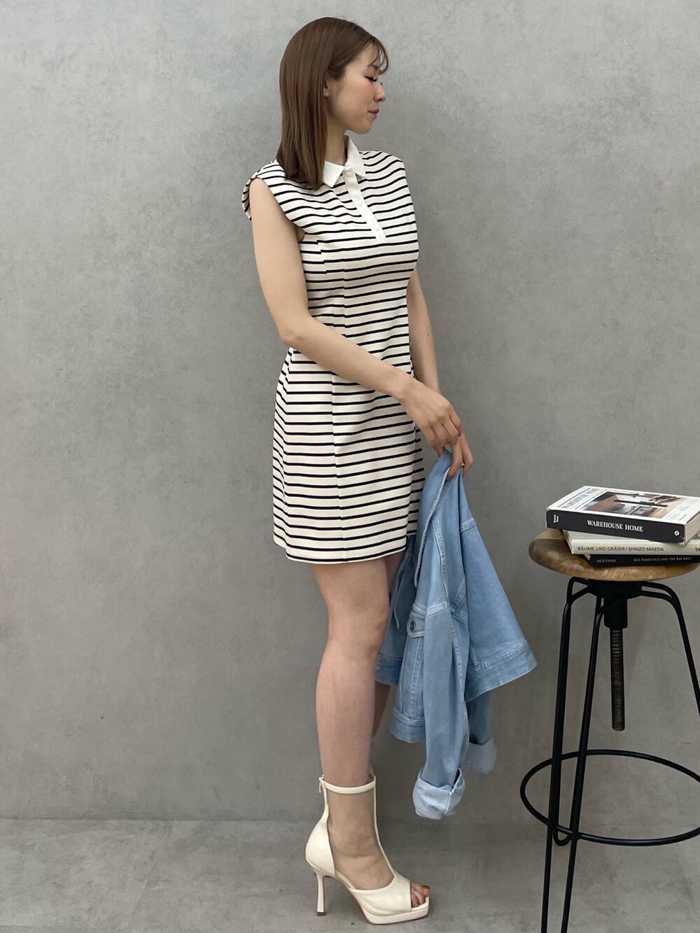 ホワイト系のワンピース、ホワイト系のブーツ、ブルー系のデニムジャケットを着用したレディースの春コーディネートの7枚目の写真