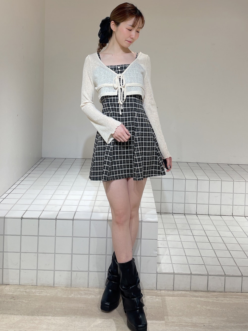 その他のワンピース、ブラック系のブーツ、ホワイト系のブルゾンを着用したレディースの春コーディネートの2枚目の写真