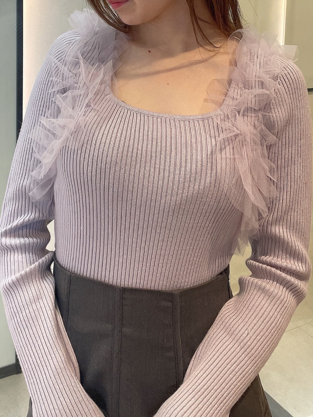 ブラック系のブーツ、グレー系のスカート、パープル系のニット/セーターを着用したレディースの冬コーディネートの5枚目の写真