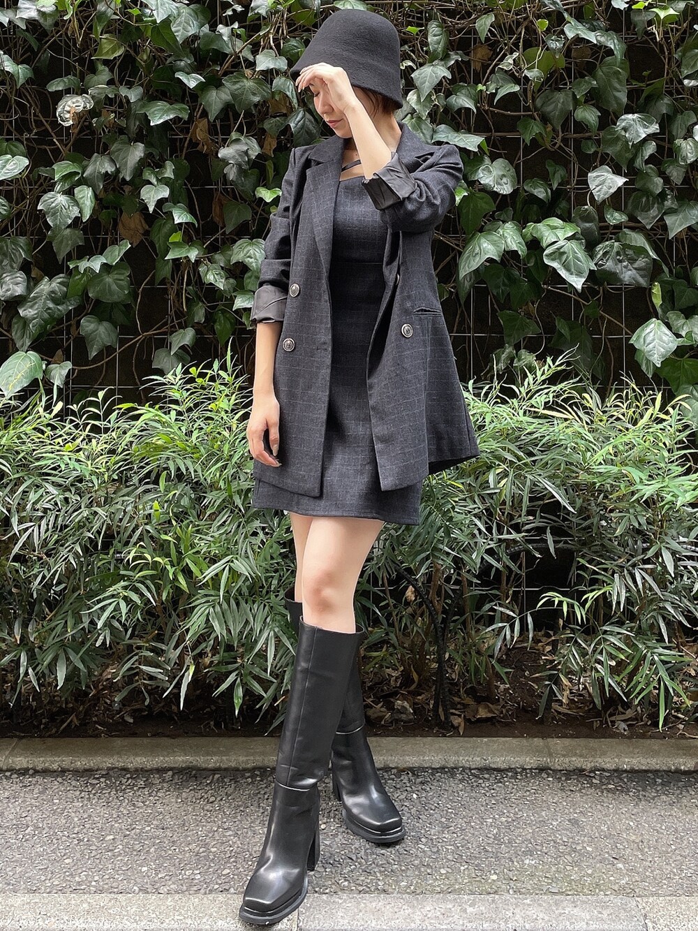 ブラック系のブーツ、その他のワンピース、その他のテーラードジャケットを着用したレディースの秋コーディネートの4枚目の写真