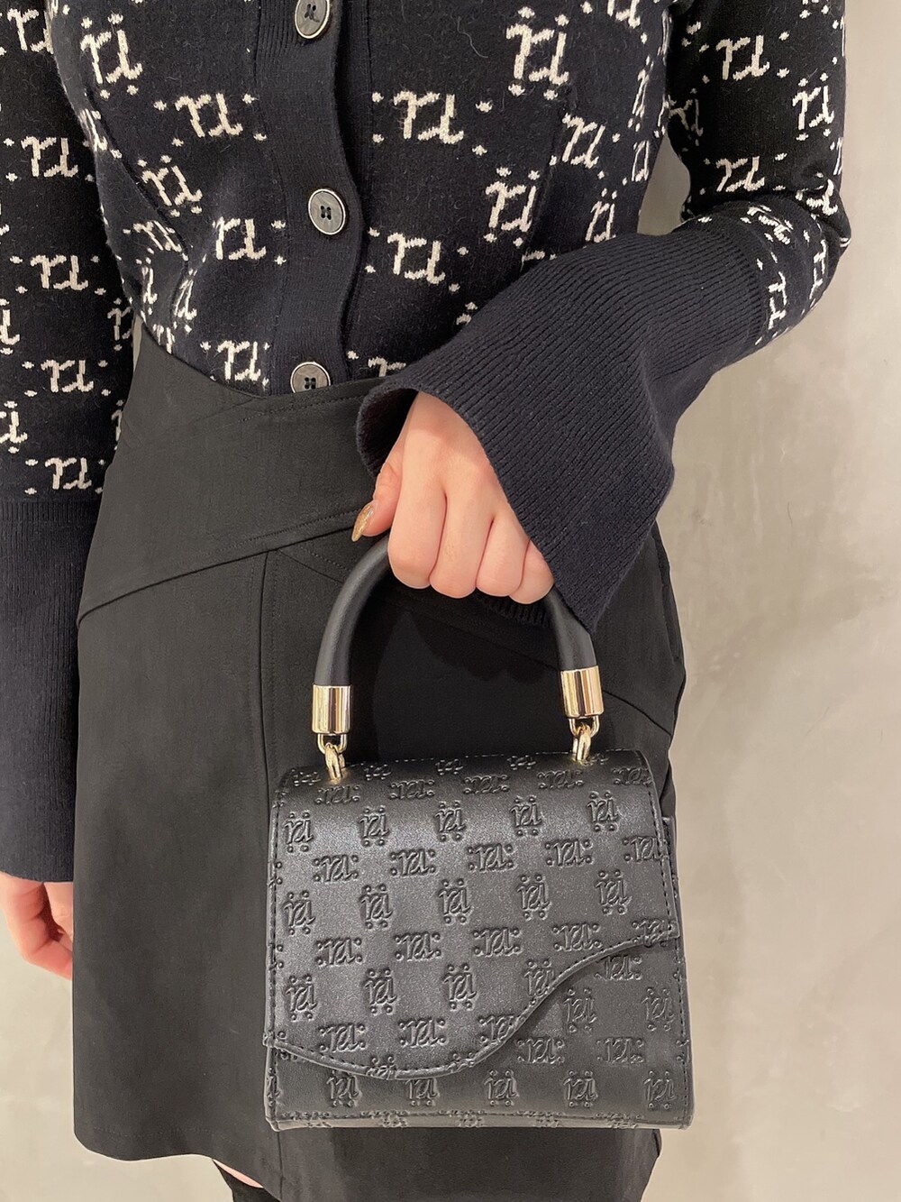 ブラック系のブーツ、ブラック系のハンドバッグ、ブラック系のその他パンツを着用したレディースの冬コーディネートの5枚目の写真