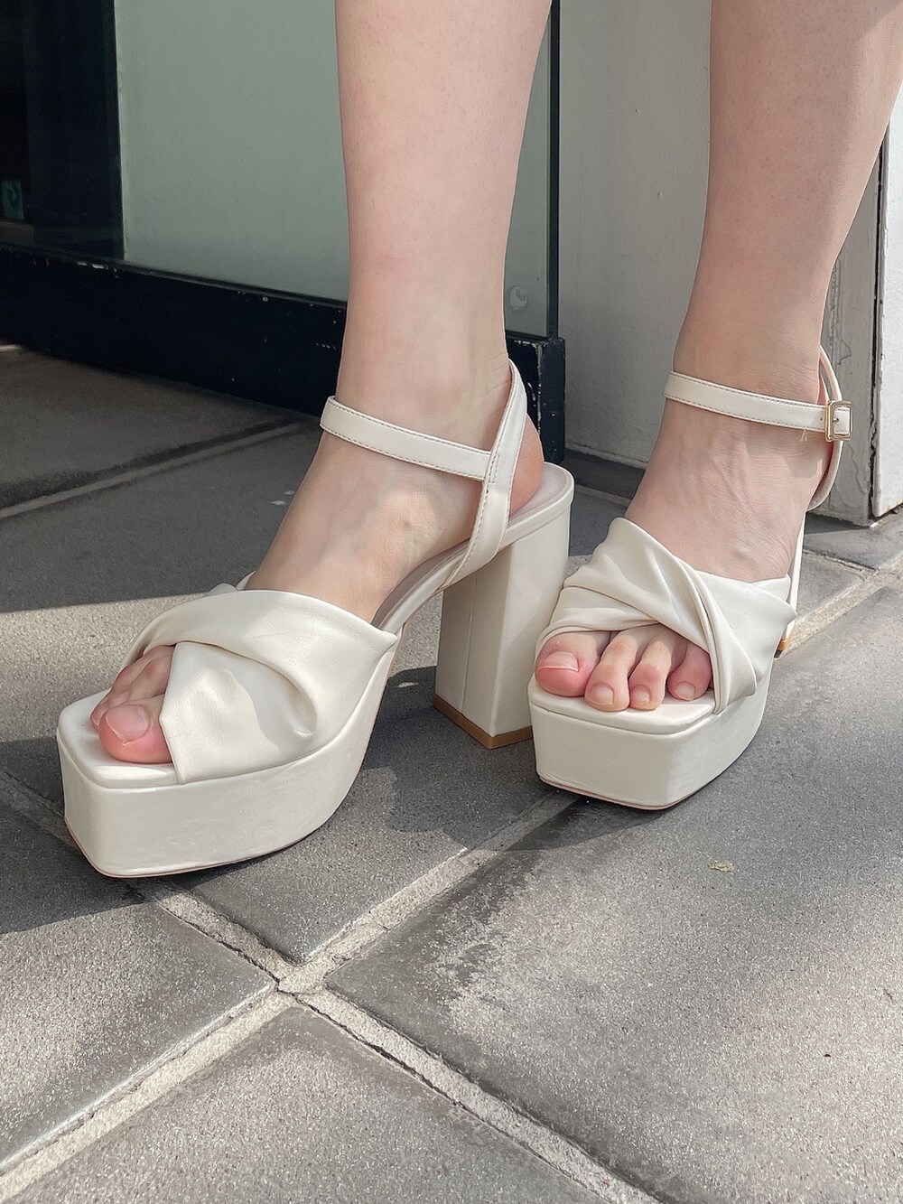 ホワイト系のハンドバッグ、ブルー系のワンピース、ブルー系のワンピースを着用したレディースの春コーディネートの10枚目の写真