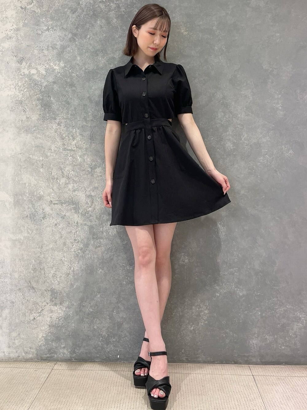ブラック系のワンピース、ブラック系のサンダルを着用したレディースの夏コーディネートの2枚目の写真