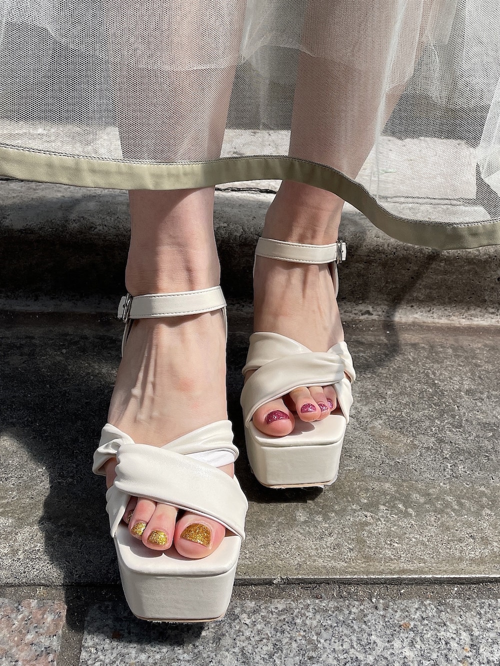 グリーン系のワンピース、ホワイト系のハンドバッグ、ホワイト系のサンダルを着用したレディースの夏コーディネートの7枚目の写真